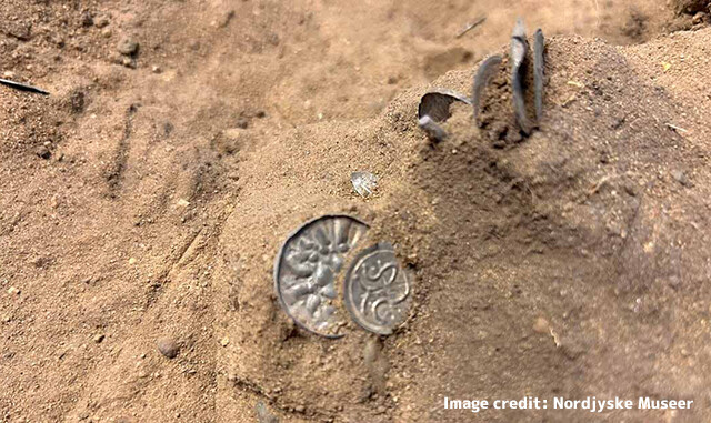 バイキングが埋めた1000年以上前の財宝が金属探知機で発見される