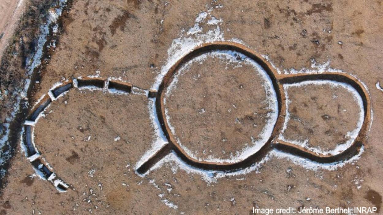 フランスで「前例のない」謎の円形記念碑を発見