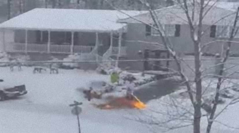 アメリカの冬の風物詩 火炎放射器で除雪 はじまりました カラパイア
