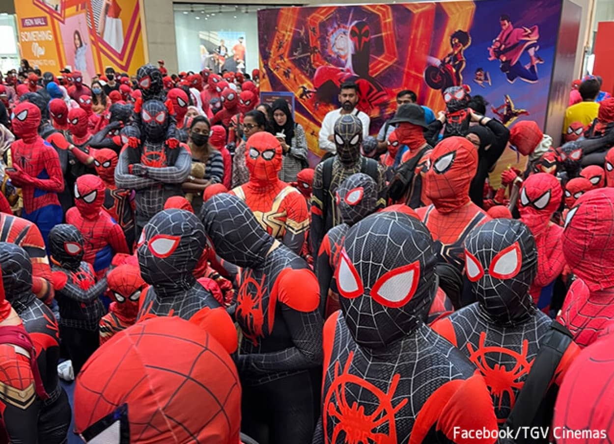 スパイダーマン685人がマレーシアのモールに結集