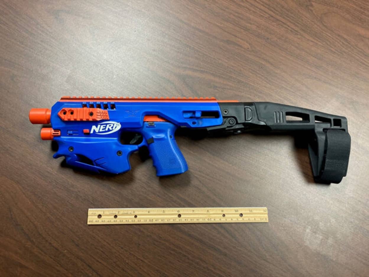 おもちゃの銃に偽装した本物の銃が欧州される