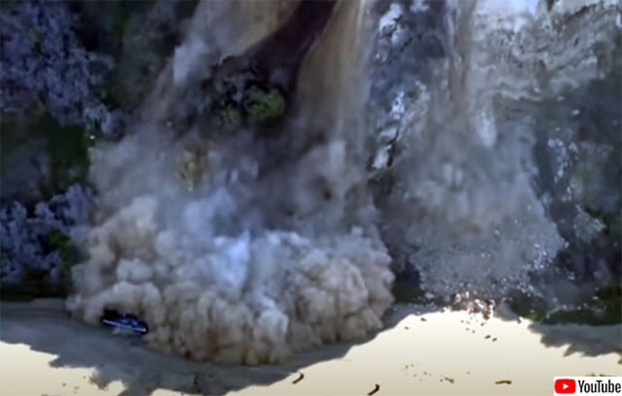 地すべりの瞬間をとらえた映像