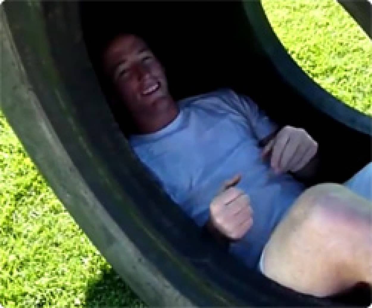 動画 重力には徹底的に抗いたいアメリカ人のおバカ映像 カラパイア