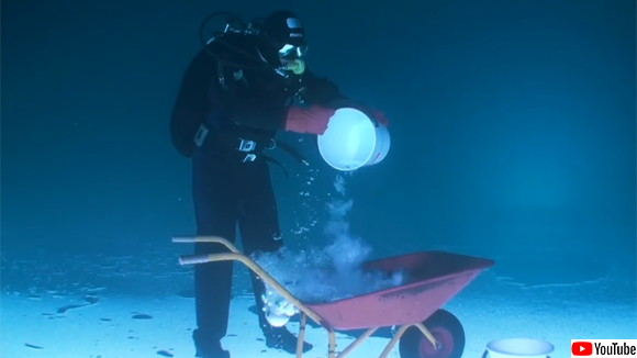 え？どういうこと？ダイバーが氷の下で逆さまで活動している？重力ペンキ使用疑惑のある不思議な動画