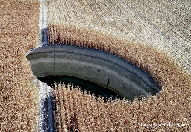 巨大な陥没穴が農地に次々と出現する怪現象。地下水の灌漑が原因か？（トルコ）