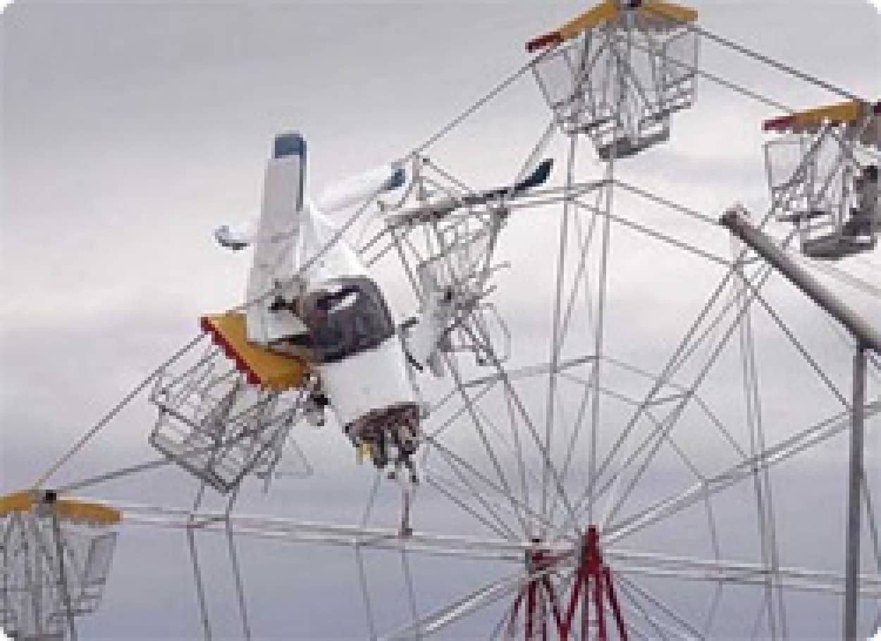 動画 オーストラリアで観覧車に飛行機が衝突 飛行機は宙づり状態に カラパイア 動画 オーストラリアで観覧車に飛行機が衝突 飛行機は宙づり状態に カラパイア