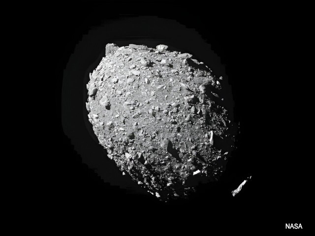 NASAが探査機を衝突させた小惑星、変形し別の天体のようになっていた