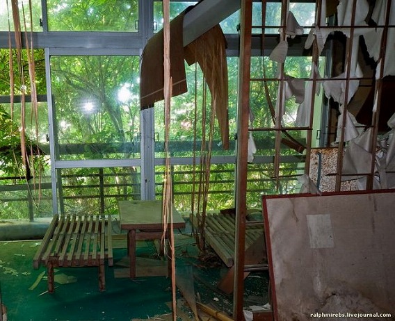 an_abandoned_hotel_in_japan_640_06