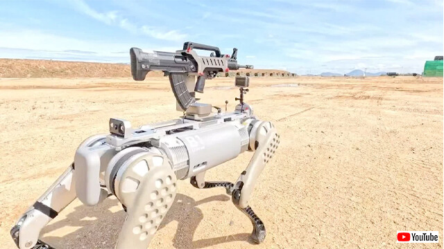 ついにはじまったのか？中国が軍事演習に銃を搭載した犬型ロボットを投入