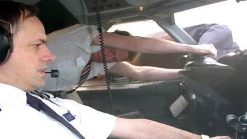 機長の体が飛行機の外に投げ出される航空機不時着事故
