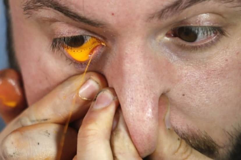 鼻から牛乳ならぬ 鼻から絵の具 鼻から吸った絵の具を目から噴射させて絵を描く涙目アーティスト カラパイア