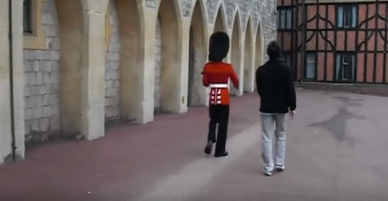 お前は俺を怒らせた イギリスの近衛兵にちょっかいを出した観光客のこの後すぐ カラパイア