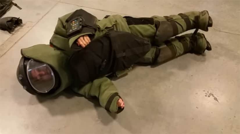 防爆防護服 対爆スーツ の重さがわかる動画 女性が着てみたらこうなった カラパイア 防爆防護服 対爆スーツ の重さがわかる動画 女性が着てみたらこうなった カラパイア