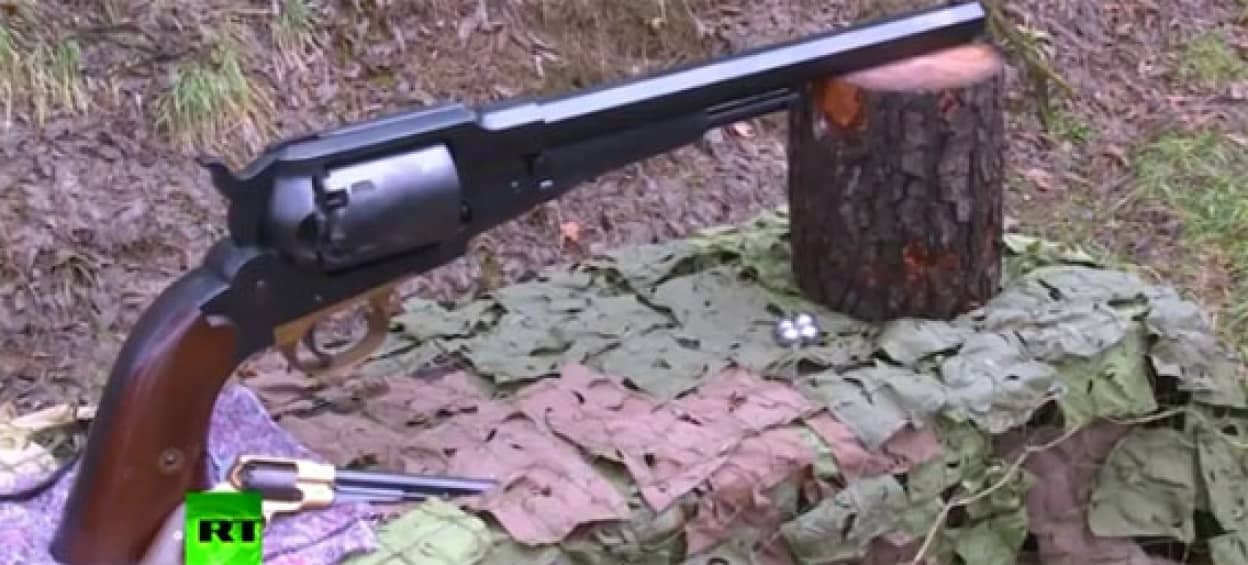 世界最大のリボルバー銃 レミントン M1859 のスケールアップモデルの実射映像 カラパイア