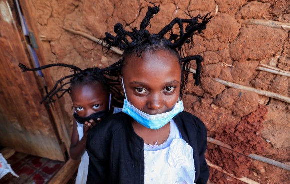 ケニアのスラム街でコロナウイルスを模したヘアスタイルが流行中