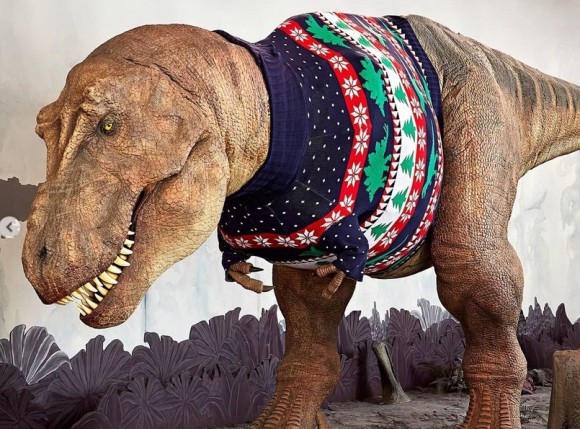 恐竜かわよ。ティラノサウルスがクリスマスセーターに身を包む！