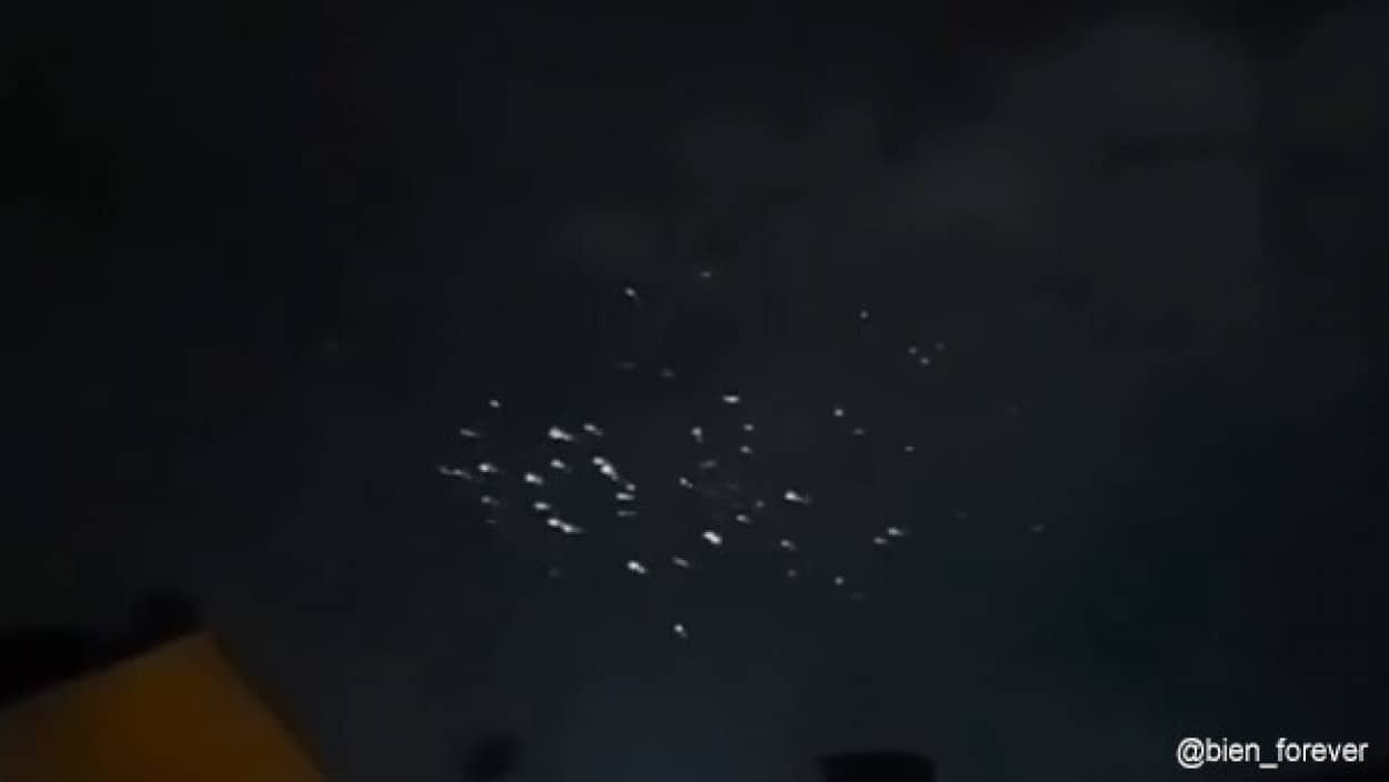 トルコで地震発生の後、空に現れた無数の白い飛行物体