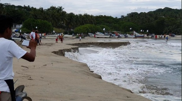 いったい何が？砂浜の海岸が海に飲み込まれるという怪現象が発生（メキシコ）