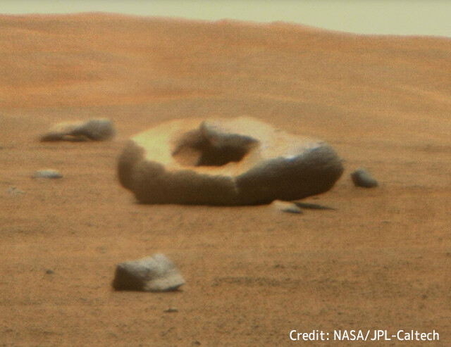 火星でドーナツ型の謎な岩が発見される。偶然か？それとも何かのメッセージ？