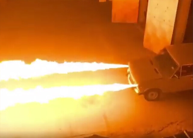 ヘッドライトに火炎放射器を搭載。10メートル先まで炎を飛ばす魔改造車（ロシア）