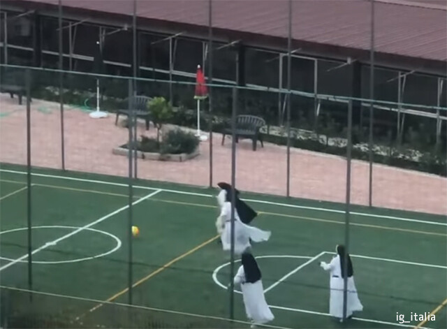 修道女4人がサッカーをたしなむ。白熱した試合展開に！