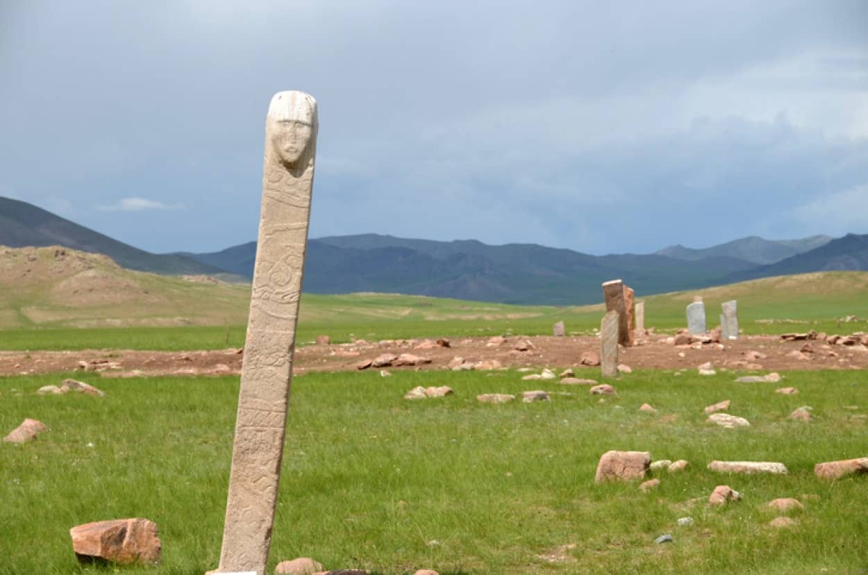 古代の巨石群「鹿石」