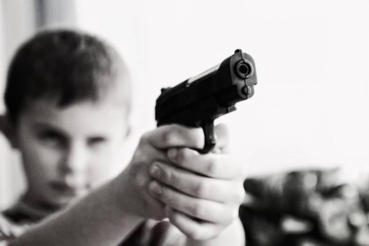12歳少年がガソリンスタンドで発砲
