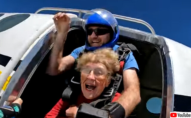 84歳のおばあさんが600回目に近いスカイダイビングに成功、目標は生涯1000回