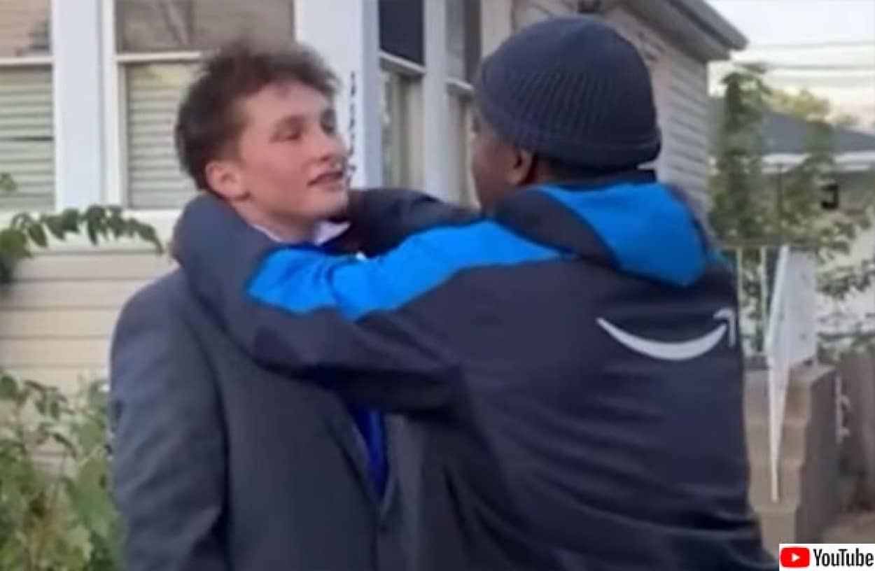 Amazonの配達員が高校生の大切なイベントの為にネクタイを結ぶ手助け