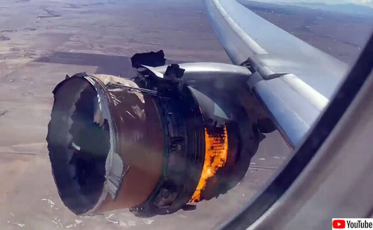 飛行機のエンジンが炎上し破片が住宅地へ
