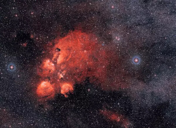 猫の肉球みたいな「猫の手星雲」で太陽系外では珍しい過去最大級に大きな分子を発見