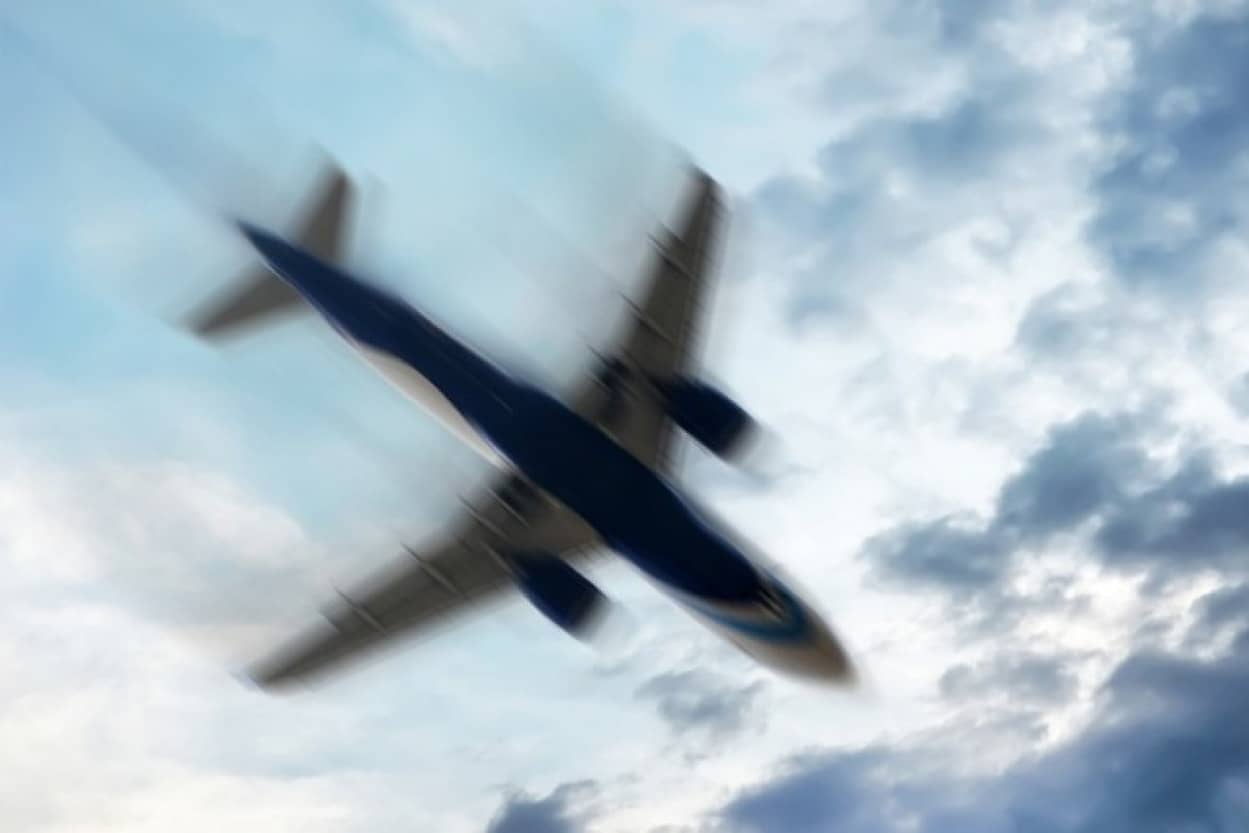 機長の体が飛行機の外に投げ出される航空機不時着事故