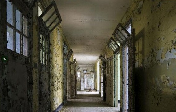 news_inside_abandoned_insane_asylum_11