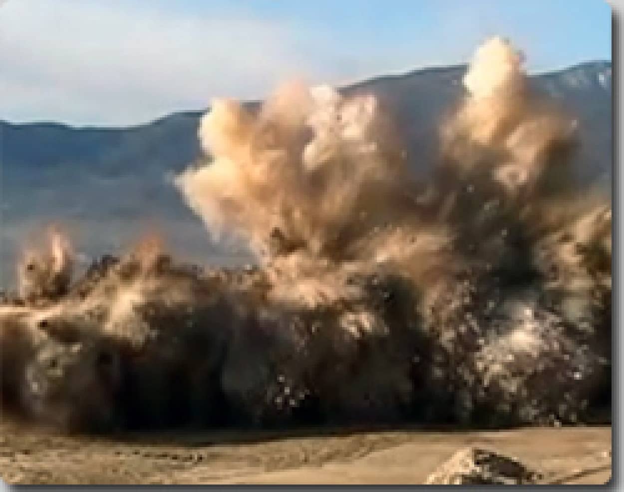 アンホ爆薬で木の切り株を爆破させる カラパイア