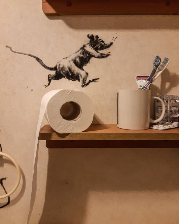 バンクシーが自宅でアート活動 トイレがネズミだらけに イギリス カラパイア