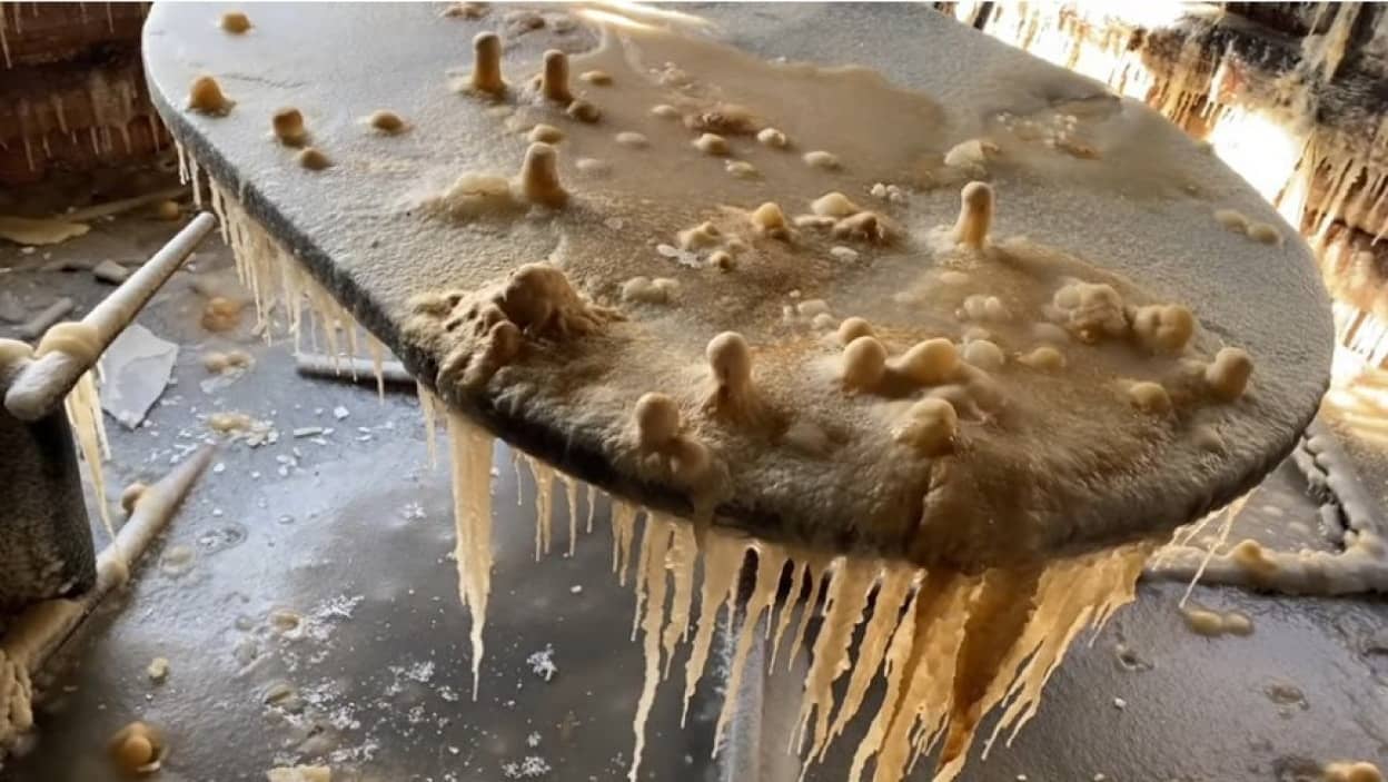 火事で全焼した家が氷の洞窟と化す