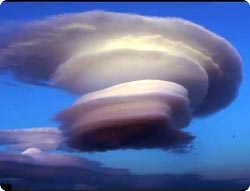 北海道利尻島に現れた 龍の巣みたいなすごいレンズ雲 カラパイア 北海道利尻島に現れた 龍の巣みたいなすごいレンズ雲 カラパイア