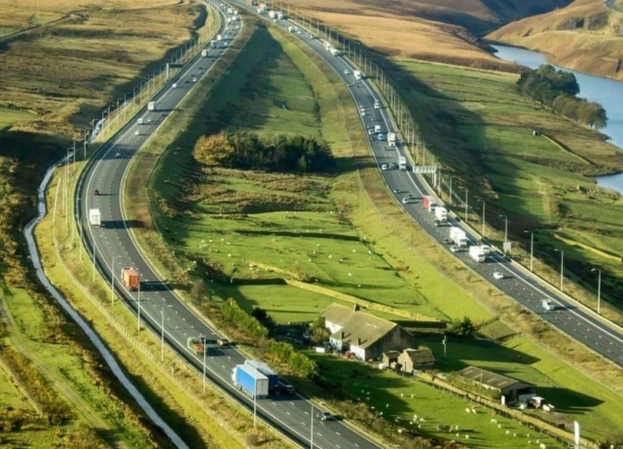 高速道路の道に挟まれたイギリスの奇妙な農場