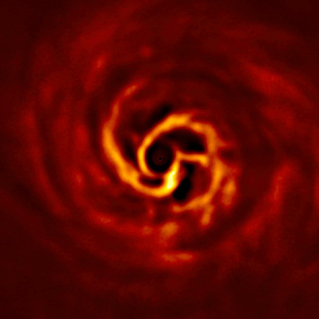 サウロンの目かな 5光年の彼方で惑星が誕生する瞬間をとらえた写真 ヨーロッパ南天天文台 カラパイア