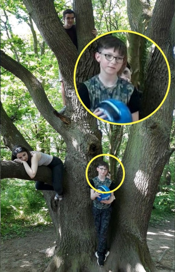 後ろの正面だ 霊 森の中で写真撮影していたら 息子の背後に そこにいるはずのない謎の顔が映っていた件 カラパイア