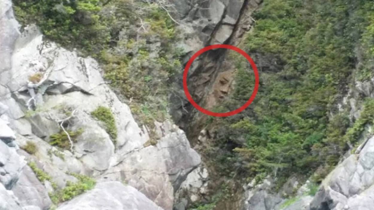カナダの断崖で発見された人面岩