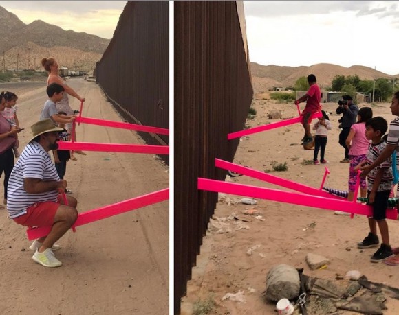 アメリカとメキシコの国境の壁に設置されたシーソー。両国の架け橋ともいえるアイデアに絶賛