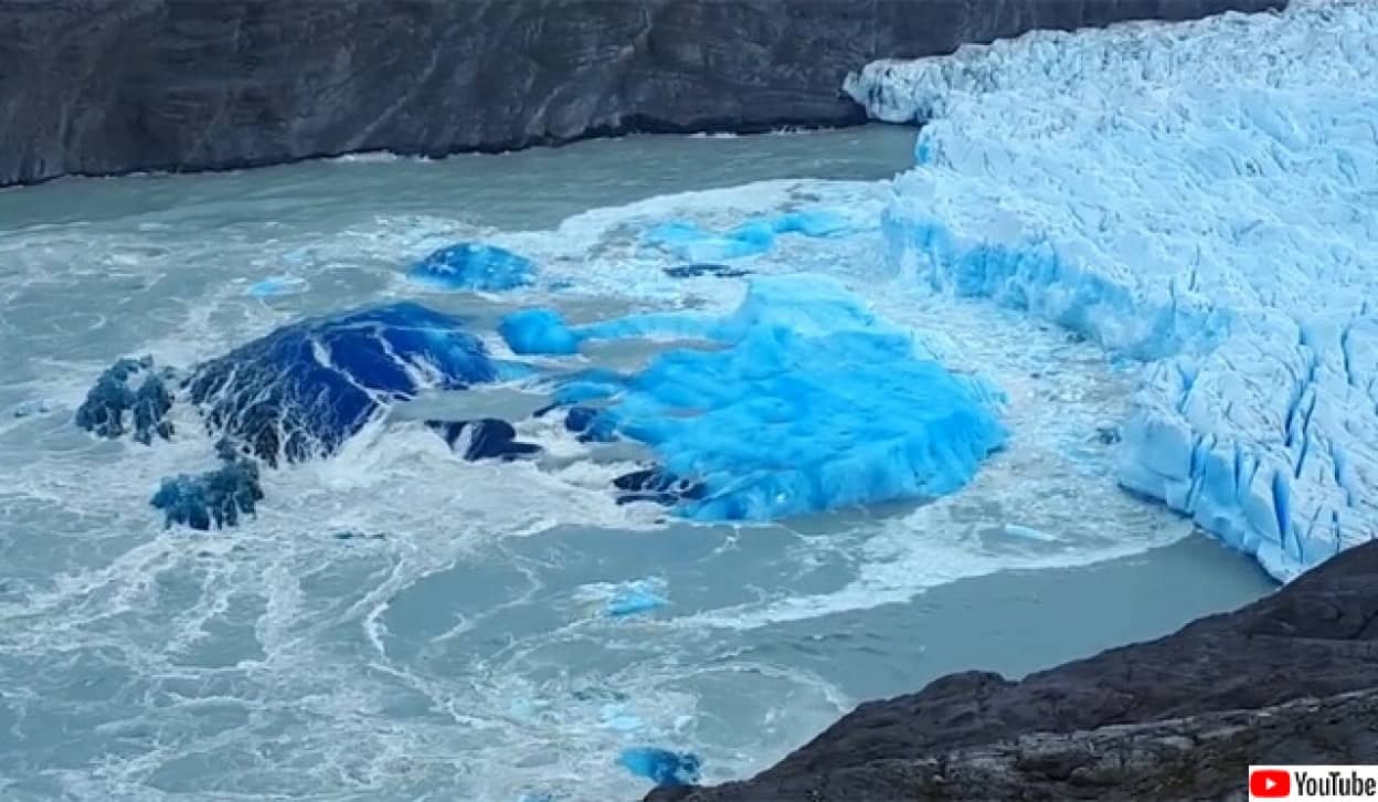 青い氷河崩落の劇的瞬間
