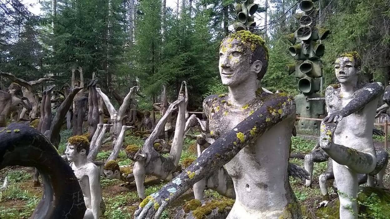 彫像で埋め尽くされたフィンランドの森、ヴェイヨ・ロンクネン公園