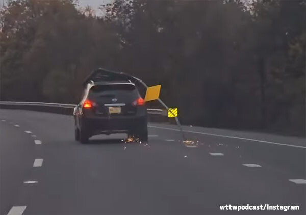 どうしてこうなった？道路標識をひきずりながら高速道路を走る車