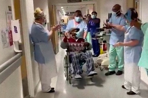 新型コロナを克服した84歳のおじいさん。病院スタッフらが盛大な拍手で見送る（イギリス）
