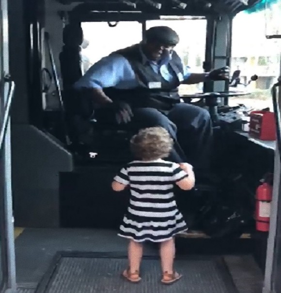 バスの運転手と少女の一期一会。一緒にダンスを楽しむ姿がやさしさに満ちていた（アメリカ）