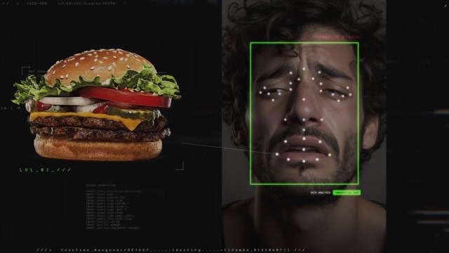 二日酔いでひどい顔をしていると割引券をくれるバーガーキングの顔認識技術を利用したキャンペーン