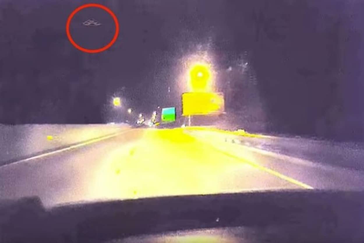 三角形のちょっとかっこいいufoがアメリカの道路をちょっと通りますよっと カラパイア 三角形のちょっとかっこいいufoがアメリカの道路をちょっと通りますよっと カラパイア