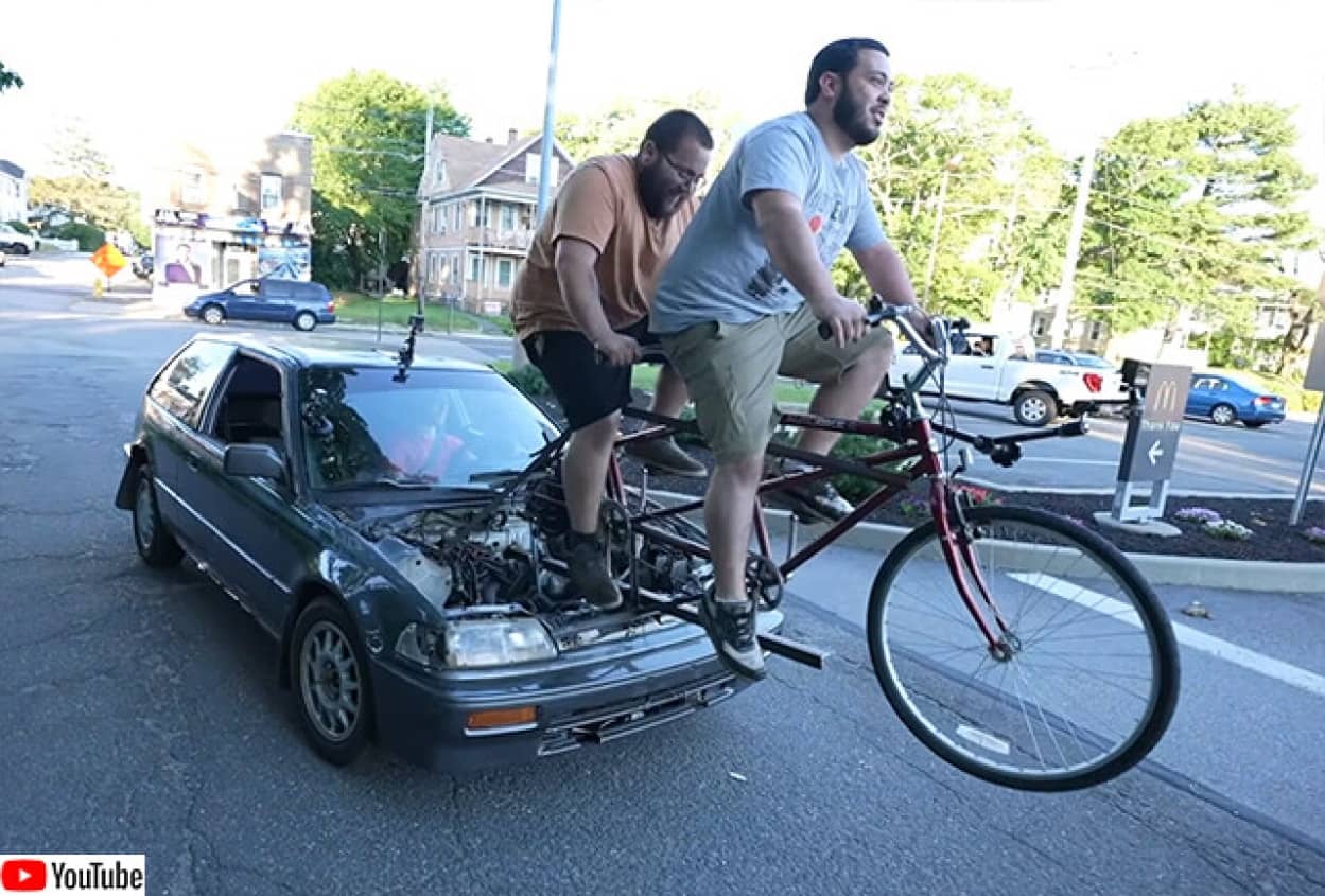 自転車を漕いで動かす人力自動車